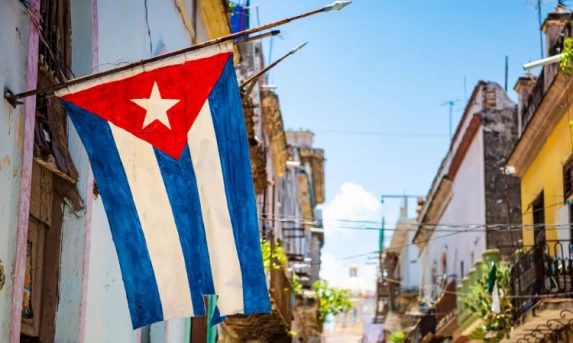 Internacional: Tensão diplomática aumenta após confronto armado entre lancha dos EUA e guarda-costeira em Cuba