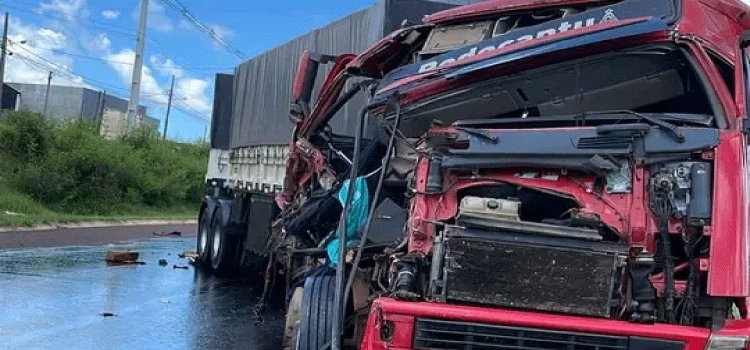 Irmãos caminhoneiros de Guaraniaçu se envolvem em acidente na BR 277 em Medianeira. Cabine é destruída após forte batida entre carretas.