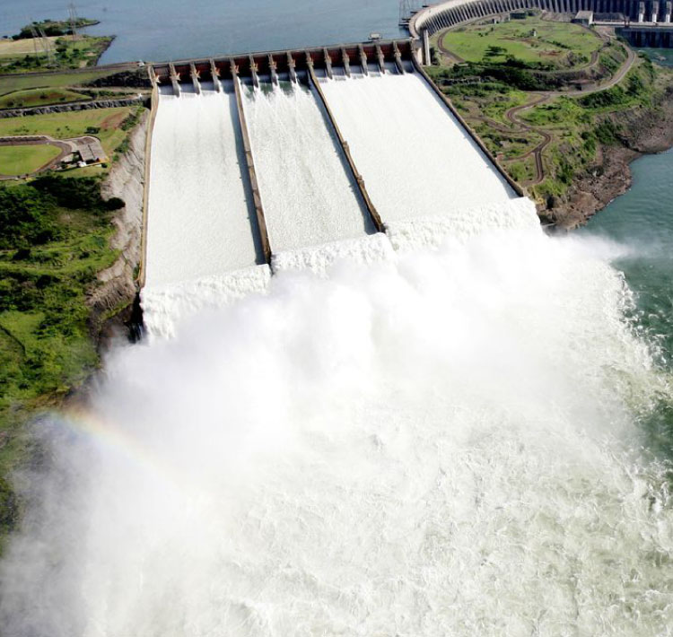 Itaipu abre vertedouro para escoar excesso de água.