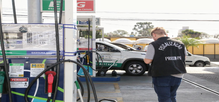 JUSTIÇA E CIDADANIA: Ação do Procon/PR verifica se postos de combustíveis destacam preços dos produtos.