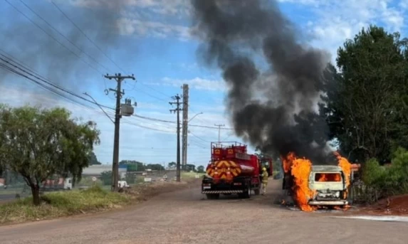 Kombi Pega Fogo Durante Abastecimento em Posto de Combustíveis