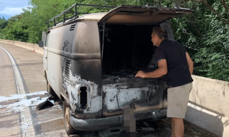 Kombi pega fogo na BR 163 em Lindoeste