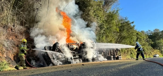 LARANJEIRAS DO SUL: Motorista escapa ileso após carreta ser destruída por fogo na BR-277.