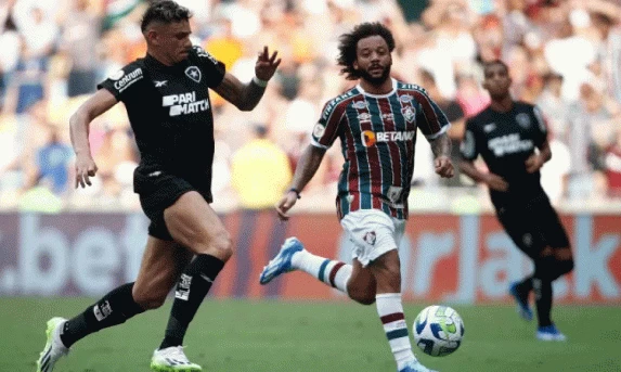 Líder Botafogo encara o Fluminense, que tenta se afastar do Z4