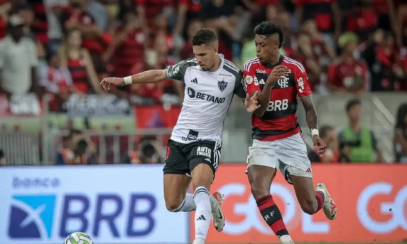 Líder do Brasileiro, Flamengo enfrenta Atlético-MG no Mineirão.