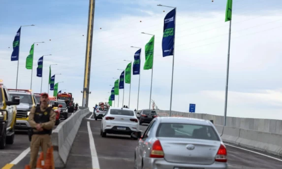 Litoral: DER-PR inicia sinalização com restrições para veículos de carga na Ponte de Guaratuba