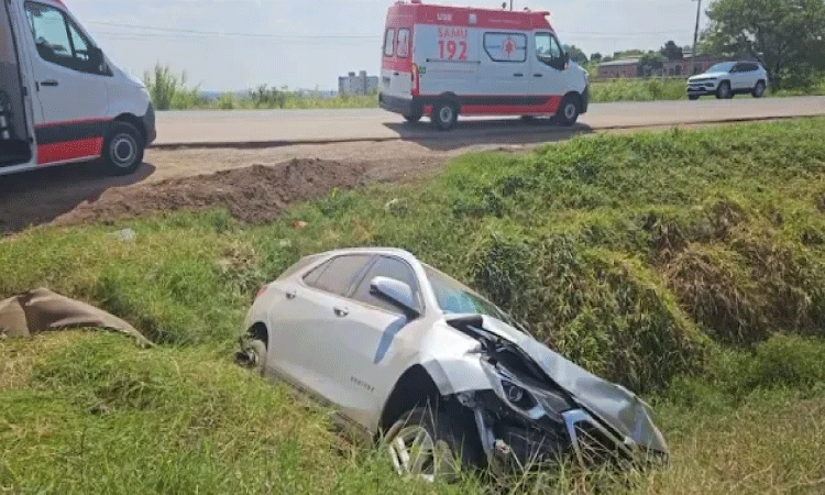 Mãe e duas crianças ficam feridas em grave acidente na BR-369 em Cascavel