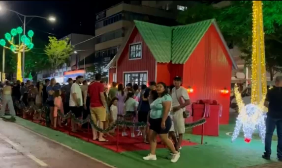 Magia do Natal: Famílias Formam Fila Para Visitar a Casinha do Papai Noel em Cascavel
