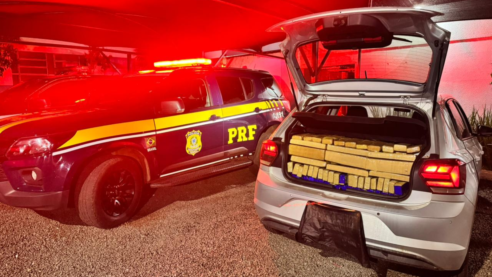 Mais de 420 quilos de maconha são apreendidos em carro roubado na BR-277, em São Miguel do Iguaçu Mais de 420 quilos de maconha são apreendidos em carro roubado na BR-277, em São Miguel do Iguaçu
