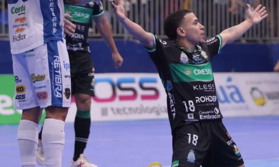 Marreco vence o Pato por 3 a 1 de virada no Clássico das Penas e garante vaga no G-4 da Série Ouro