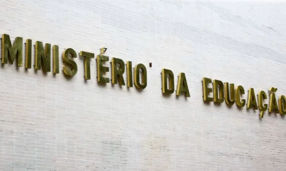 MEC libera acúmulo de benefícios para estudantes de graduação