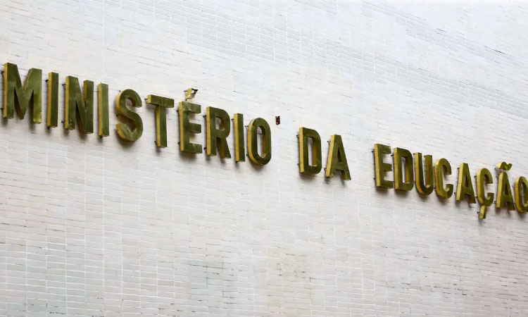 MEC libera acúmulo de benefícios para estudantes de graduação