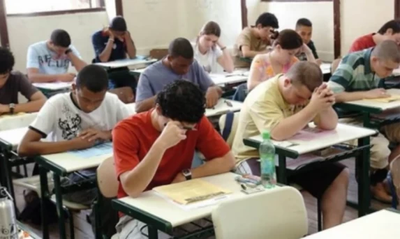 Mensalidades de escolas particulares devem ter reajuste entre 7% e 11% no Paraná em 2027
