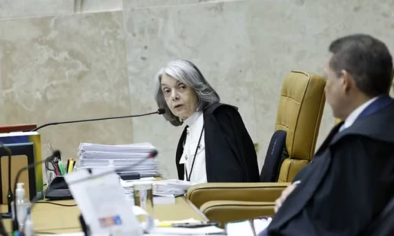 Ministra Cármen Lúcia lamenta 'momento de descrença' nas instituições em meio à crise no STF