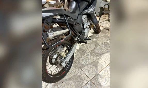 Motocicleta com escapamento adulterado é apreendida pela Polícia Militar no Centro de Guaraniaçu