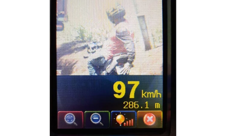 Motociclista é autuado após tampar a placa durante fiscalização com radar