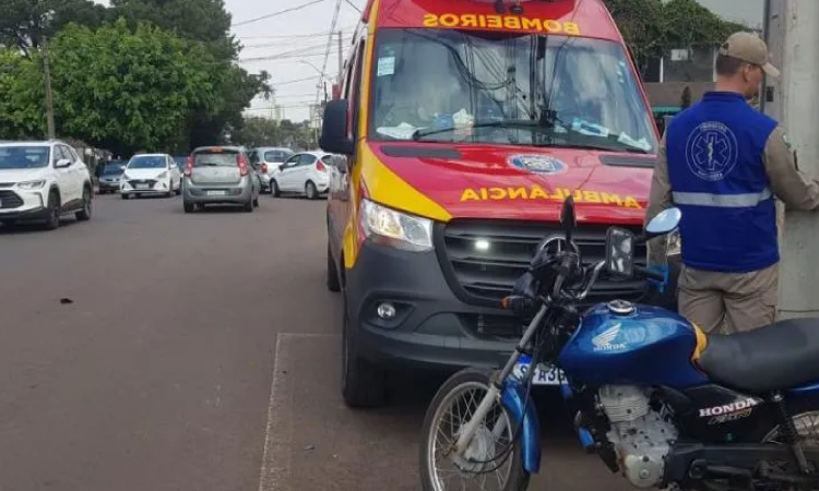 Motociclista fica ferida em acidente de trânsito na Rua General Osório.