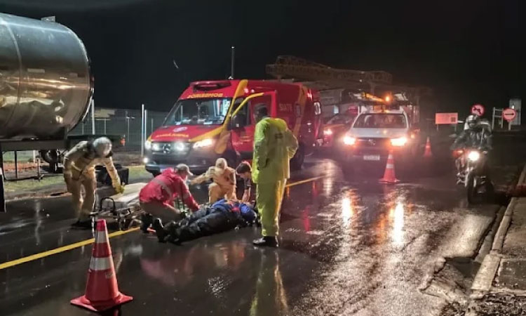 Motociclista fica ferido após colidir contra carreta parada na BR-277, em Cascavel.