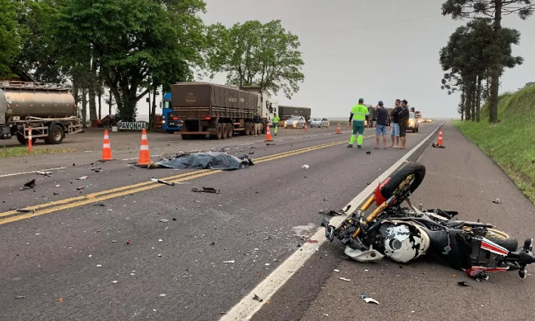 Motociclista morre em batida com carreta na BR 277