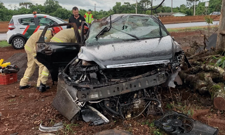 Motorista capota carro e fica ferido na BR 277