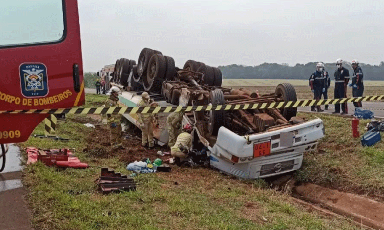 Motorista de caminhão fica preso às ferragens após veículo tombar na BR-163