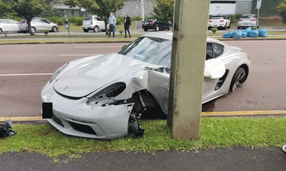 Motorista destrói Porsche ‘zero’ avaliado em quase R$ 1 milhão após batida contra carro e poste.