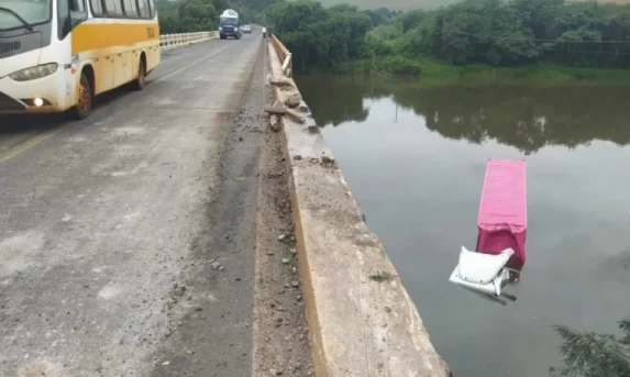 Motorista é resgatado após perder controle de caminhão na BR-153 e cair dentro do Rio Tibagi.