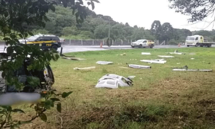 Motorista embriagado capota carro funerário, e corpo é ejetado fora do veículo.
