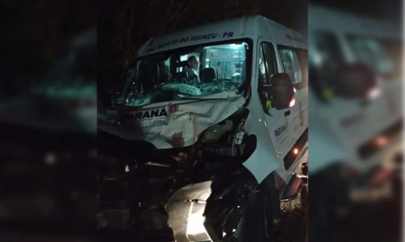 Motorista embriagado causa acidente com van de Rio Bonito do Iguaçu