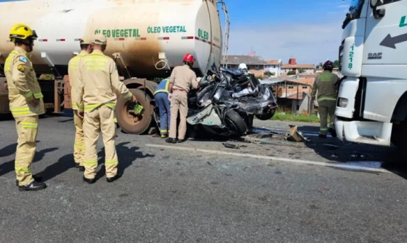 Motorista morre ao ter carro esmagado entre carretas na BR-376, em Curitiba