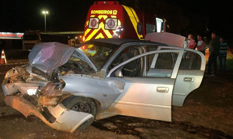 Motorista sofre ferimentos graves ao bater carro contra caminhão na BR-277, em Cascavel