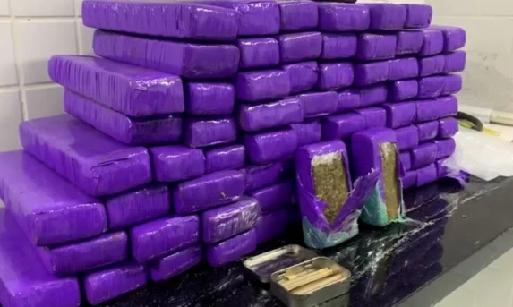 Mulher é presa com 50 quilos de maconha em mala na BR-277 em Cascavel