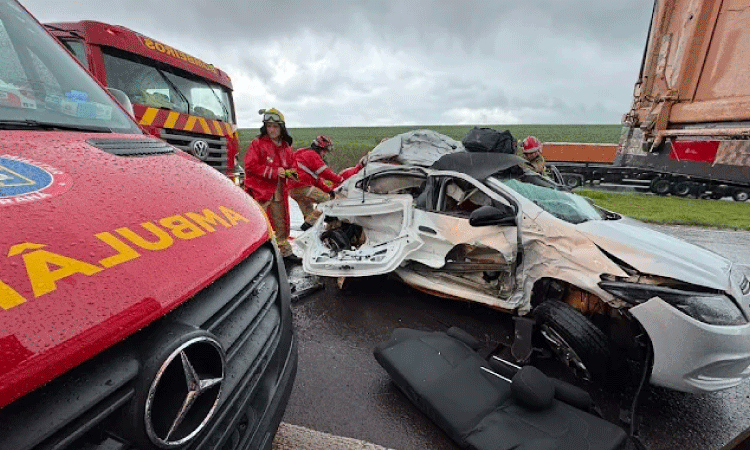 Mulher fica presa às ferragens em acidente na BR-163