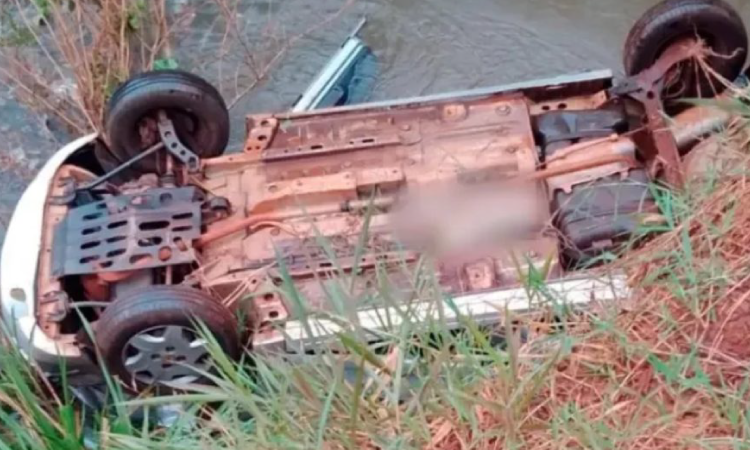 Mulher morre após capotar carro às margens da BR-369 e veículo parar dentro de rio.