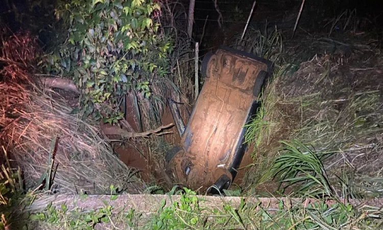 Mulher morre após carro cair em buraco às margens da BR 369 em Cornélio Procópio