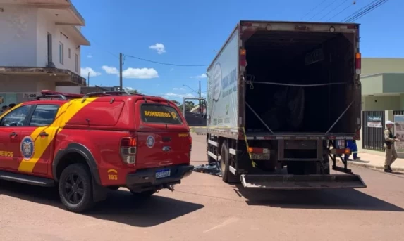 Mulher morre atropelada por caminhão da coleta de recicláveis em Cascavel