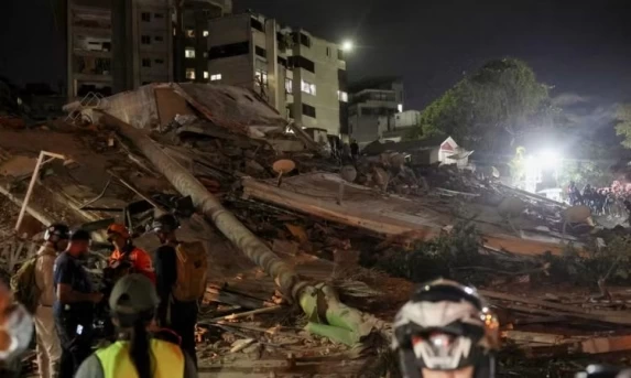 MUNDIAL: Venezuela intensifica busca por vítimas soterradas após terremoto e vídeos registram resgates dramáticos