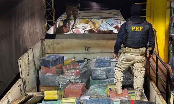  PRF apreende 171 toneladas de drogas no primeiro semestre de 2025 no Paraná.