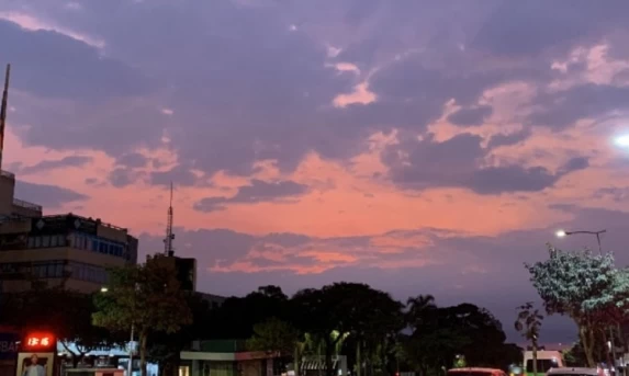 Nova frente fria se aproxima do Paraná na quarta-feira (23).