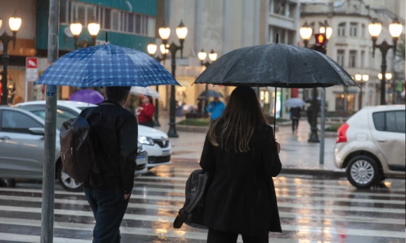 Nova frente fria trará chuva e queda das temperaturas ao Paraná, prevê Simepar
