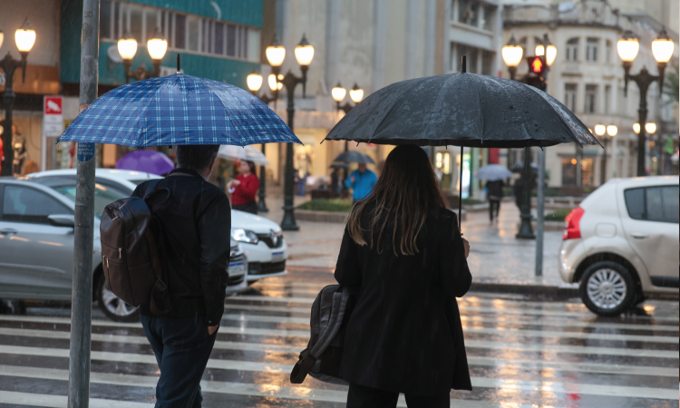 Nova frente fria trará chuva e queda das temperaturas ao Paraná, prevê Simepar