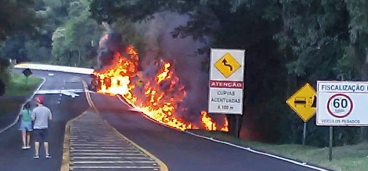 NOVA LARANJEIRAS: Após colisão, dois caminhões pegam fogo na BR 277, Km 488, Distrito do Rio Guarani
