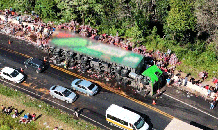 NOVA LARANJEIRAS: Carreta Carregada Com Energético e Whisky Tomba Na 277 E Carga É Saqueada