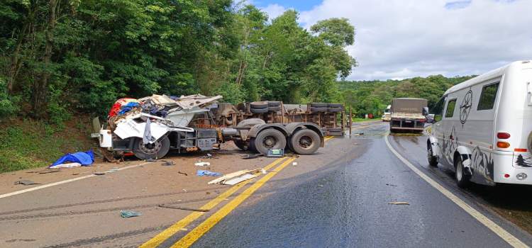 NOVA LARANJEIRAS: Motorista morre após caminhão carregado com óleo vegetal tombar no KM 474 da BR-277.