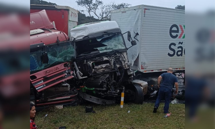 NOVA LARANJEIRAS: Homem é ejetado de carreta após batida entre três caminhões e cargas de cerveja e encomendas são saqueadas na BR 277.