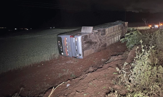 Ônibus com 42 Estudantes Tomba Na PRC-281 Em Dois Vizinhos E Deixa Motorista Em Estado Grave