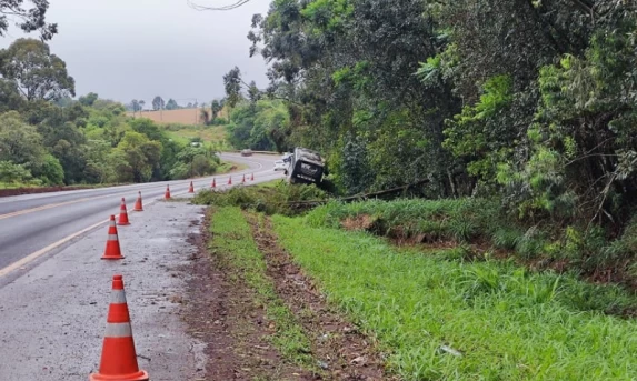 Ônibus de turismo colide contra barranco na BR-369 em Cascavel; gestante é levada ao hospital por precaução