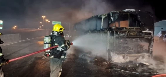Ônibus que levava 42 passageiros é destruído pelo fogo.