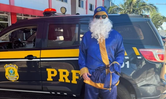 Papai Noel da PRF Leva Alegria às Crianças no HUOP em Cascavel  