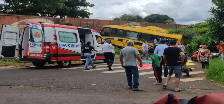 PARANÁ: Alunos da Apae morrem em colisão entre ônibus escolar e trem.